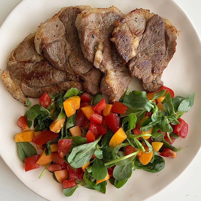 Yaz kadar renkli salatasıyla  Kuzu Külbastı 